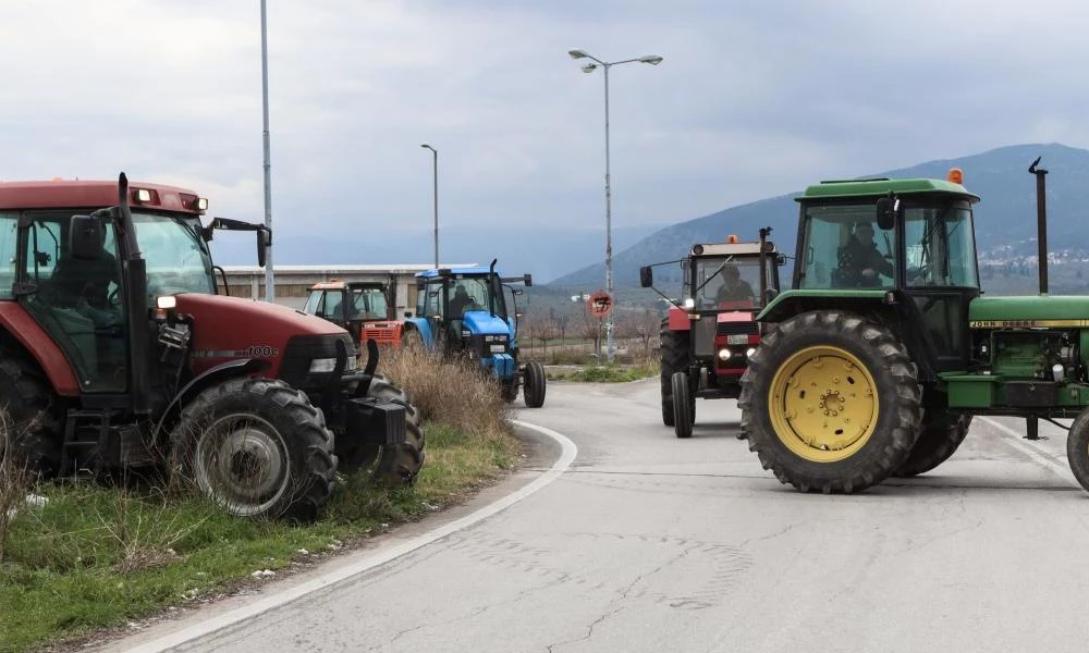 Βόλος: Αποκλείστηκε η Περιφέρεια Θεσσαλίας με τρακτέρ και καπνογόνα από αγρότες (Βίντεο)